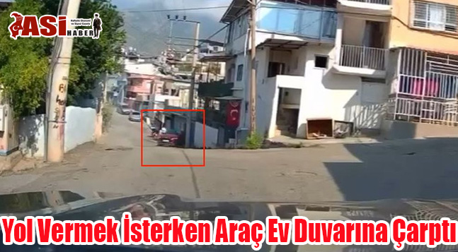 Yol Vermek İsterken Araç Ev Duvarına Çarptı